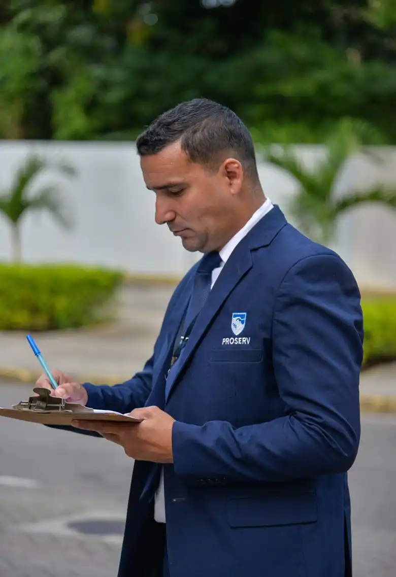 Colaborador da Proserv em ação na portaria, realizando controle de acesso e registro de veículos.